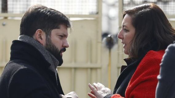 “Le gusta el hueveo”. Con esas palabras la presidenta del Partido Socialista, Paulina Vodanovic, se refirió al Presidente Gabriel Boric, durante la manifestación organizada por el colectivo ‘Unidos por Boric’.
Si bien, no se trató de un comentario grave, se convirtió en viral debido al tono coloquial de sus palabras hacia el Mandatario.