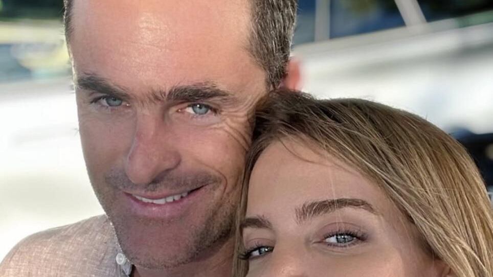 Dicen que una imagen vale más que mil palabras. Y si bien, aún no lo confiesan con todas sus letras, ya no quedarían dudas que el corazón de Millaray Viera está feliz y radiante, al igual que el empresario Jorge Matte Capdevila, quien sería su pareja de hace meses.
Ahora, fue la animadora quien publicó una romántica imagen junto a él en sus historias de Instagram, ambos sonrientes y mirando a la cámara, junto a cuatro corazones. Quizás, en referencia al tiempo que podrían llevar juntos de manera oficial.
La vez pasada fue él quien publicó una imagen de ambos, en la misma línea. Esto, luego que el animador Eduardo Fuentes echara al agua a Millaray durante la Teletón, bromeando que ahora estaba enamorada.
En la imagen replicada por Millaray, la cual fue publicada por Matte en sus historias de Instagram, ambos se ven abrazados, cabeza con cabeza y los emojis de tres manitos haciendo el gesto de corazones.
Fue en abril de este año cuando el medio El Filtrador reveló que Millaray Viera estaba en pareja con un hombre “de la más alta cúpula empresarial”, de 43 años, perteneciente a la influyente familia Matte.
“Ambos mantienen un romance que los une desde hace un tiempo”, publicó el citado medio, en abril.