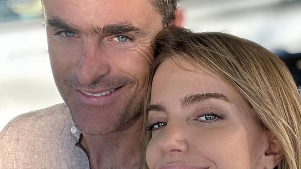 Dicen que una imagen vale más que mil palabras. Y si bien, aún no lo confiesan con todas sus letras, ya no quedarían dudas que el corazón de Millaray Viera está feliz y radiante, al igual que el empresario Jorge Matte Capdevila, quien sería su pareja de hace meses.
Ahora, fue la animadora quien publicó una romántica imagen junto a él en sus historias de Instagram, ambos sonrientes y mirando a la cámara, junto a cuatro corazones. Quizás, en referencia al tiempo que podrían llevar juntos de manera oficial.
La vez pasada fue él quien publicó una imagen de ambos, en la misma línea. Esto, luego que el animador Eduardo Fuentes echara al agua a Millaray durante la Teletón, bromeando que ahora estaba enamorada.
En la imagen replicada por Millaray, la cual fue publicada por Matte en sus historias de Instagram, ambos se ven abrazados, cabeza con cabeza y los emojis de tres manitos haciendo el gesto de corazones.
Fue en abril de este año cuando el medio El Filtrador reveló que Millaray Viera estaba en pareja con un hombre “de la más alta cúpula empresarial”, de 43 años, perteneciente a la influyente familia Matte.
“Ambos mantienen un romance que los une desde hace un tiempo”, publicó el citado medio, en abril.