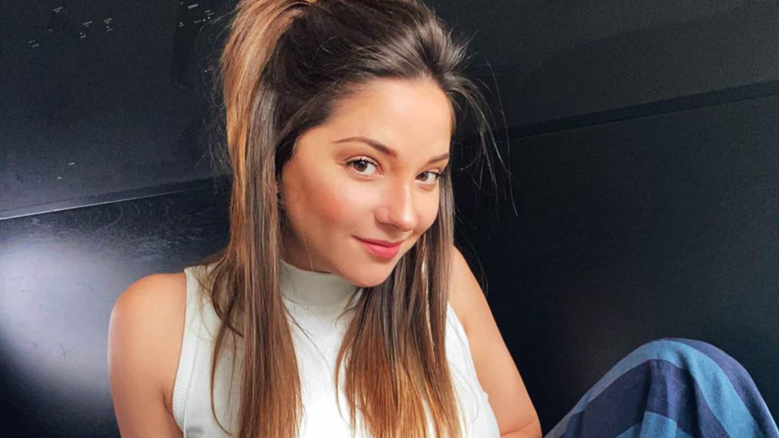 De tanto en tanto, Kel Calderón se somete a la clásica herramienta de preguntas-respuestas en Instagram, donde sus seguidores les van haciendo consultas sobre diversos temas.
Este miércoles, por ejemplo, a la influencer le dejaron una inquietud relacionada con su apariencia física. “¿Tienes algún retoque en tu cara?”, le preguntaron.
La cantante de 31 años, sin pelos en la lengua, respondió: “me pongo vitaminas en toda la cara cada tres meses, me hago dos láser al año para controlar las manchas y me he puesto unas gotitas de bótox en las líneas de la frente (antes de que se conviertan en arrugas)”, reconoció de entrada.
Y sobre la misma, agregó: “no tengo problema con ir haciéndome cositas pequeñas para prevenir daño o envejecimiento a largo plazo”.
Sin embargo, de inmediato aclaró que “sólo confiaría en profesionales porque sino la consecuencias pueden ser horrendas”.