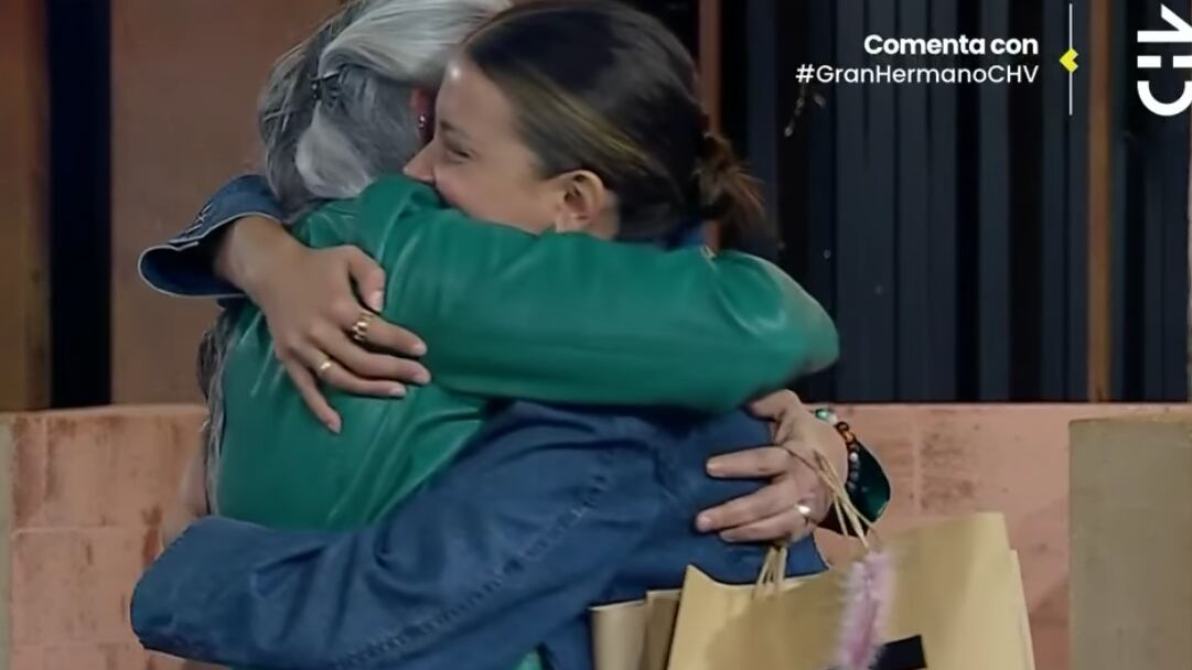 Abrazo Coni Capelli y su mamá