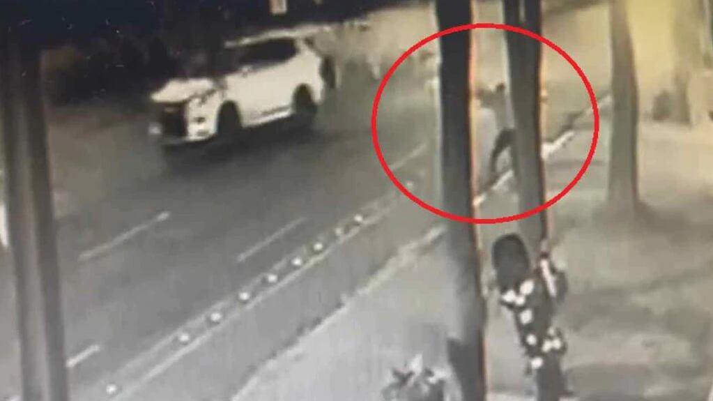 Un carabinero de franco frustró el portonazo que sufría una conductora en la comuna de La Reina, en la Región Metropolitana.
Sobre el hecho, ocurrido durante la noche del jueves, se refirió la capitán Evelyn Aravena Retamal, oficial de ronda Prefectura Santiago Andes.
“En horas de esta noche, un suboficial de la 57 comisaría motorizada, frustró el robo de un vehículo a una persona en la comuna de La Reina y recuperó dos armas que los delincuentes utilizaban para intimidar a la víctima”, detalló.
Además, indicó que “el hecho ocurrió cuando el suboficial había finalizado su servicio y se desplazaba por calle La Cañada, cuando observó el intento de robo, por lo que detuvo su marcha y se identificó como carabinero”.