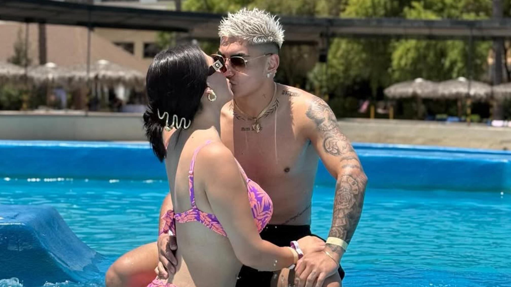 Camila Sepúlveda y Jordhy Thompson besándose en una piscina