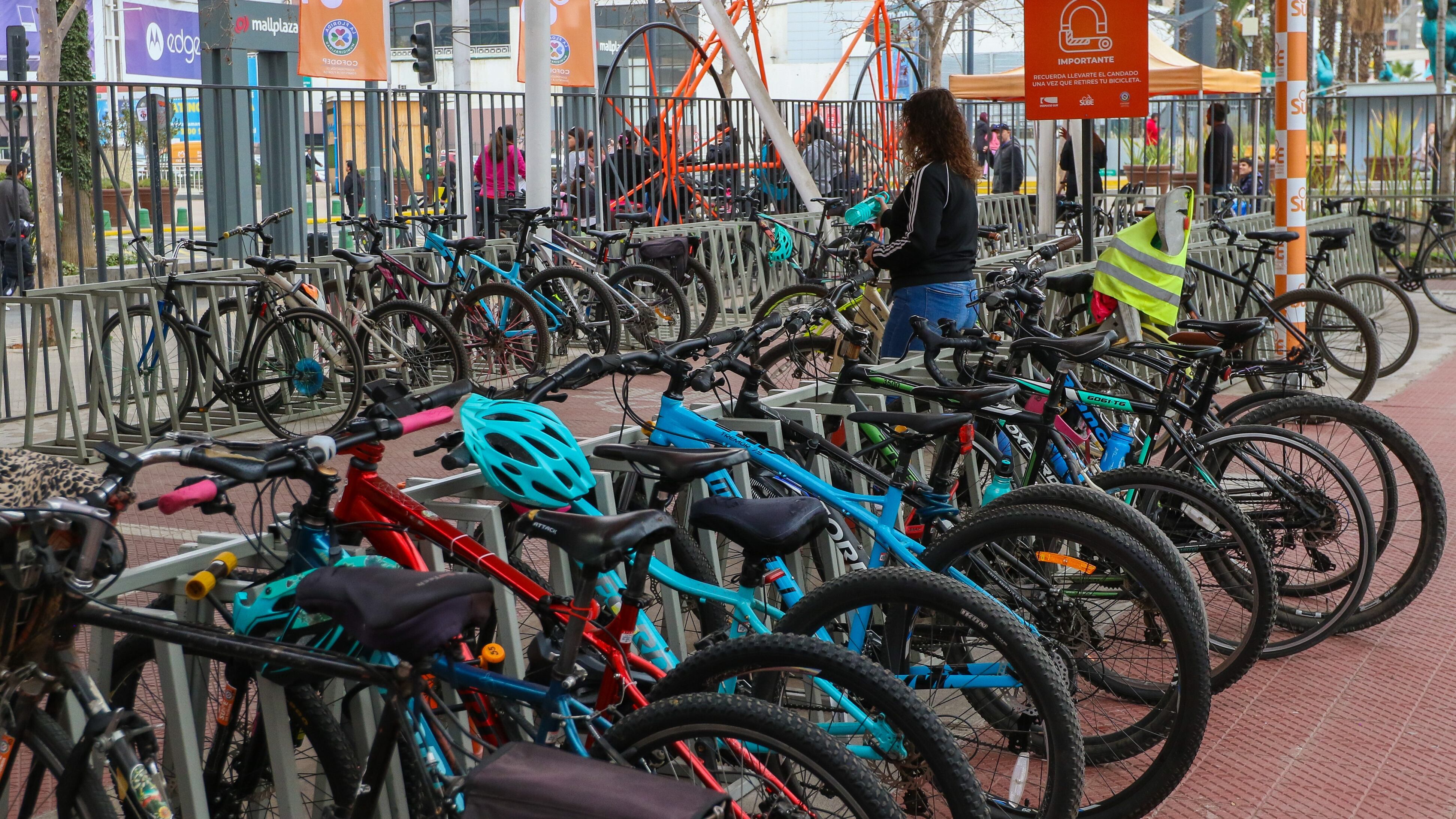 Estacionamiento de bicicletas gratuito en la comuna de La Florida.