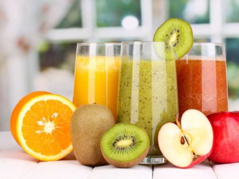 Los jugos naturales de fruta son la mejor opción de bebida saludable para tu salud y belleza