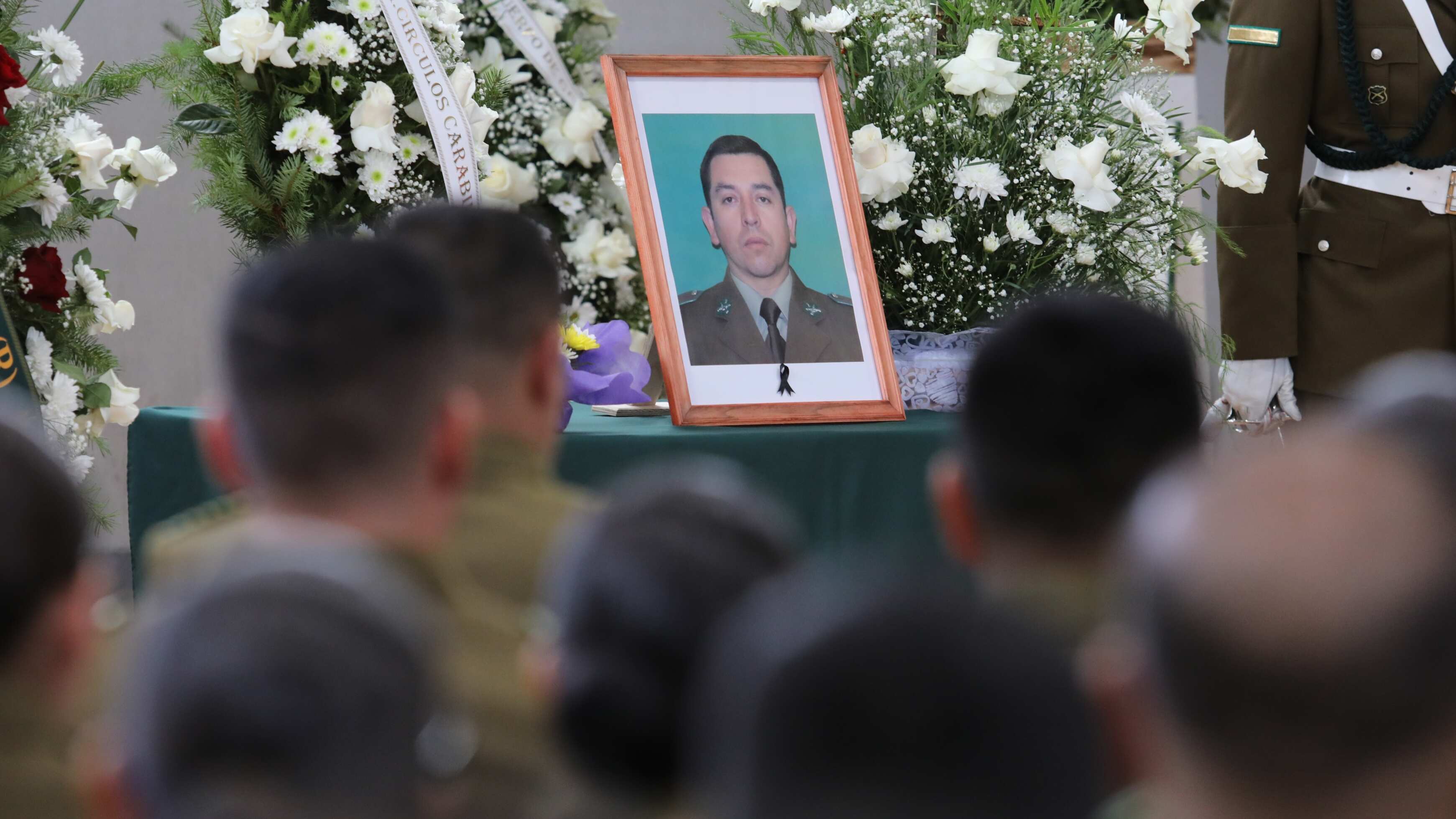 El cabo primero de Carabineros, Álex Salazar, fue ascendido póstumamente por el director de la institución, Ricardo Yáñez, al grado de suboficial mayor.