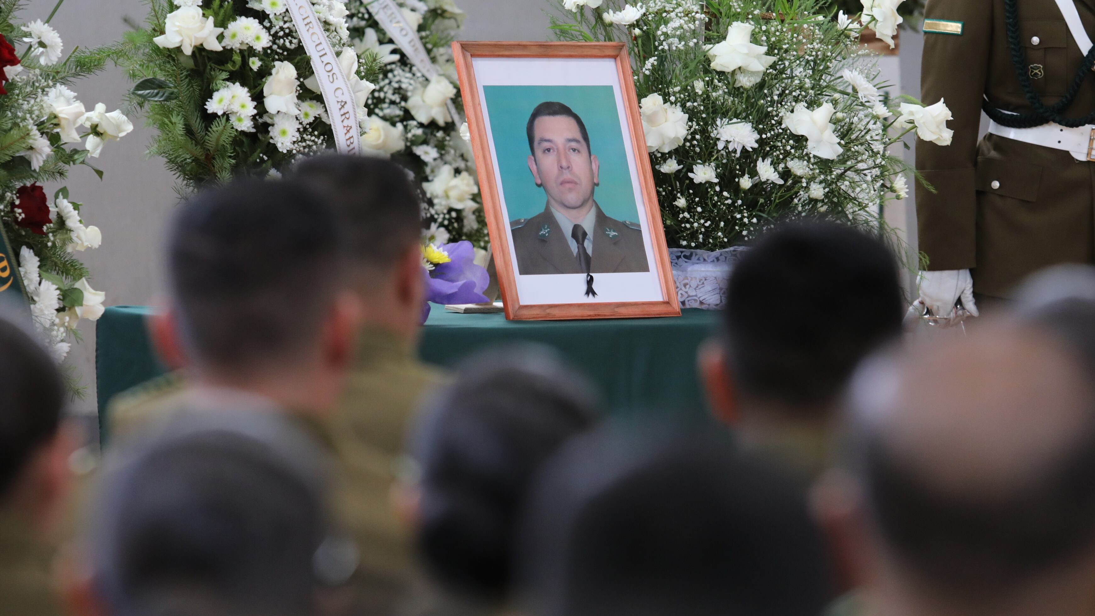 El cabo primero de Carabineros, Álex Salazar, fue ascendido póstumamente por el director de la institución, Ricardo Yáñez, al grado de suboficial mayor.