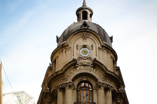 Bolsa de Comercio de Santiago vende su histórico edificio en el centro: ¿Será transformado al estilo MUT?