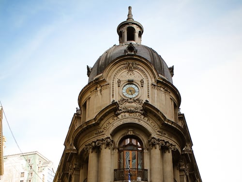 Bolsa de Comercio de Santiago vende su histórico edificio en el centro: ¿Será transformado al estilo MUT?