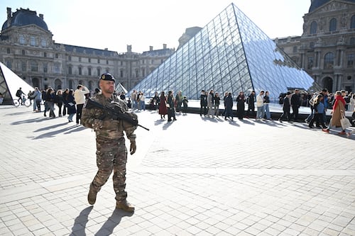 Caen cinco personas más por el robo del Louvre pero el botín de joyas todavía no aparece