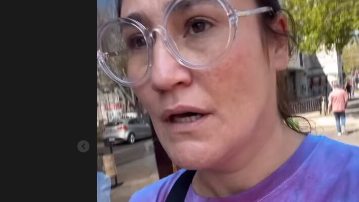 Una agresión física y verbal sufrió la comediante Belén Mora cuando trasladaba a su hijo en coche en la vía pública. Así lo dio a conocer en su cuenta de Instagram, donde relató el angustiante y gratuito momento.
“Voy con Poncho en el coche, está durmiendo menos mal, y hace un rato, una persona me empujó a propósito...un hombre, grande. Me empujó el hombro y me dijo: ‘me das asco’”, relató en las historias.
“Para que entiendan el nivel de hate (odio) que tiene alguna gente”, agregó.
“Me sentí muy indefensa. Me sentí muy en peligro y me dio mucha pena, porque personas vieron eso, y no hicieron nada”, lamentó.
Según contó, tras la gratuita agresión tuvo que detenerse a realizar ejercicio de respiración “para que no me diera una crisis de angustia”.
Finalmente, invitó a la gente a intervenir en caso de presenciar una situación simular en la vía pública.