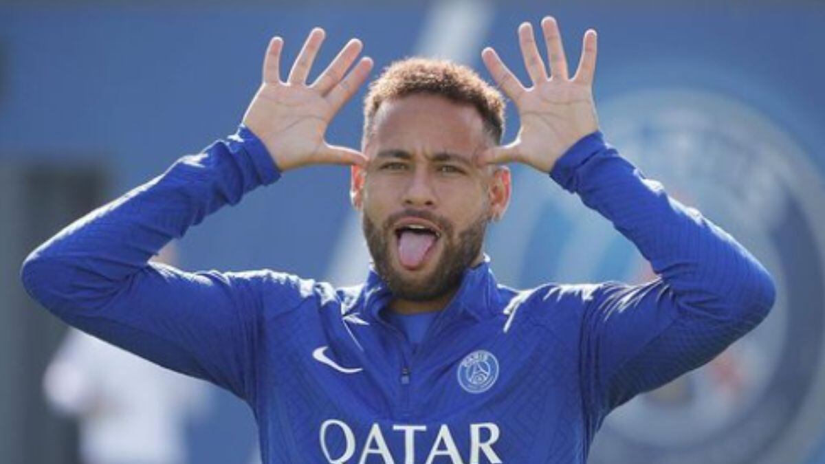 Neymar posta coleção de figurinhas dele mesmo
