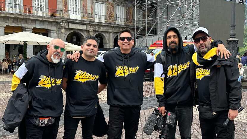 “Nunca debí confiar…”: el calvario de Sergio Freire tras ser estafado con gira por Europa
Una complejo momento atravesó en las últimas semanas Sergio Freire, quien tenía programada una gira para recorrer distintos países de Europa.
Sin embargo, todo ese plan se fue al tacho de la basura, pues la agencia de entretenimiento que los contrató los estafó.
Así lo reveló el propio comediante en charla con Fabrizio Copano, en su programa de YouTube Escápate de tu casa.
Una complejo momento atravesó en las últimas semanas Sergio Freire, quien tenía programada una gira para recorrer distintos países de Europa.
Sin embargo, todo ese plan se fue al tacho de la basura, pues la agencia de entretenimiento que los contrató los estafó.
Así lo reveló el propio comediante en charla con Fabrizio Copano, en su programa de YouTube Escápate de tu casa.
“Mi gira a Europa no funcionó”, lamentó de entrada el ex integrante de El Club de la Comedia, que tenía planificada 12 presentaciones en 10 países del Viejo Continente.
Eso sí, cuando arribó a España, se percató que algo no andaba bien.
“Cuando llegamos allá, nos dimos cuenta de que la agencia que nos contrató, era chanta. El encargado no llegó al aeropuerto a buscarnos”, recordó.
“TODO LO QUE NOS DECÍA ERA FALSO”
Según su relato, el individuo le inventó una chiva relacionada con su visa para justificar su asistencia en el terminal aéreo.
“Fueron 2 meses de trabajo, de preparación. Nos decía que iba todo bien. Había lugares donde estábamos listos para hacer segunda función. Nunca debí confiar”, explicó.
“Él se había encargado de tener todas las salas arrendadas, pero cuando llegamos y cachamos que había algo raro, llamamos y no estaban pagadas. En el fondo, todo lo que nos decía, era falso”, lamentó.
“Lo único que quería yo, era llegar a Chile, abrazar al tío Emilio, y decirle: ‘¡¿Por qué no me avisaste viejo e’ mier…?!’”, cerró entre risas.