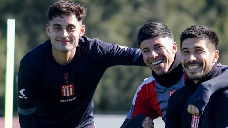 DT de Javier Altamirano en Estudiantes dio pistas respecto del futuro del chileno en el fútbol tras sufrir trombosis: “Tendría que tomar una decisión”