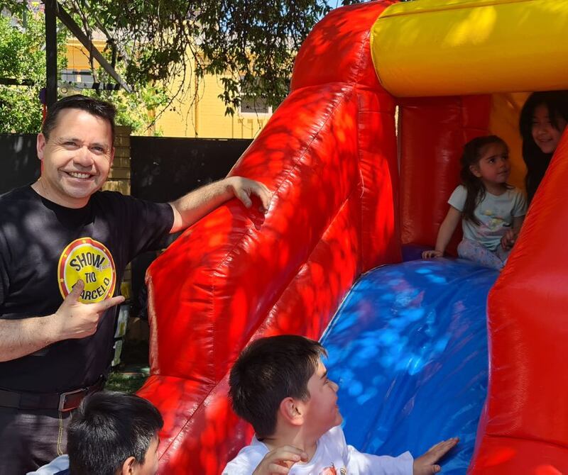 El Tío Marcelo ya tiene bastantes más recursos técnicos, juegos inflables y un buen teatro de títeres. “He invertido, sí, pero con paciencia.