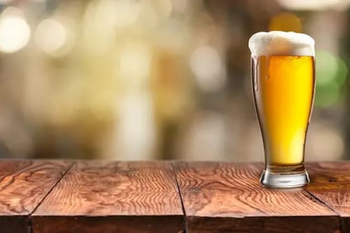 Científicos revelan por qué la cerveza sabe mejor cuando esta fría