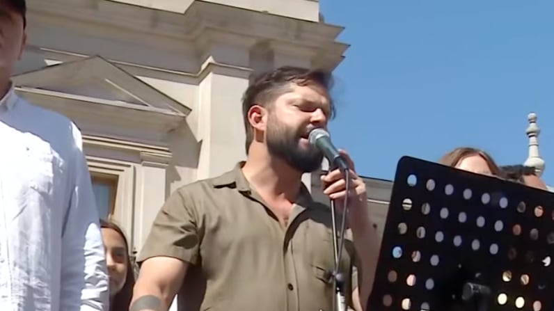 Presidente Gabriel Boric se dirigió a las miles de personas que llegaron a su despedida: “Me voy con la frente en alto y con las manos limpias”