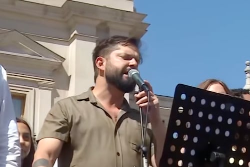 Presidente Gabriel Boric se dirigió a las miles de personas que llegaron a su despedida: “Me voy con la frente en alto y con las manos limpias”