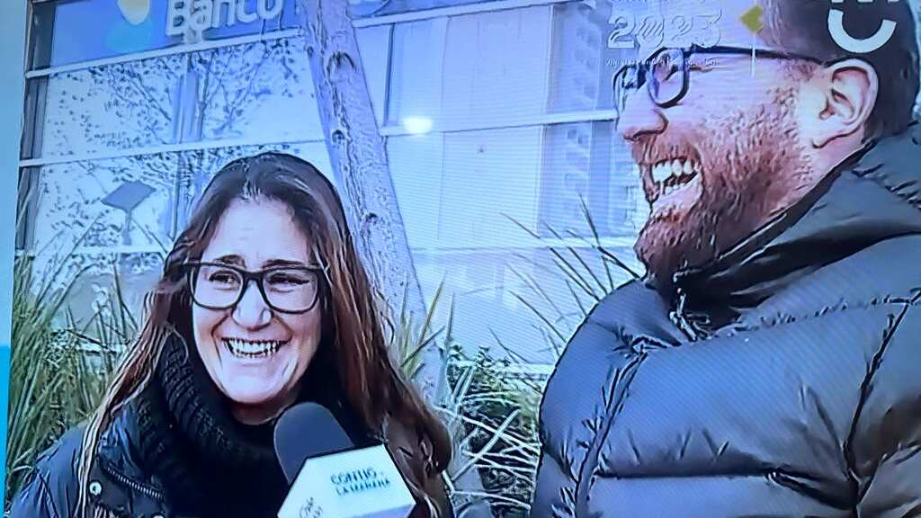 Un divertido, pero intenso coqueteo matutino protagonizó Belén Mora, en vivo y en directo, con el periodista de CHV, Luis Ugalde a quien sorprendió mientras realizaba un despacho para el matinal “Contigo en la mañana”, desde un paradero de micro, en la comuna de La Reina.
Fue tiempo atrás donde la comediante sinceró su amor platónico hacia el reportero, emoción que ahora le expresó mirándolo a ojos. Si bien, todo fue en tono de broma y parte de un juego de seducción, incluso la animadora Monserrat Álvarez se manifestó preocupada por Toto Acuña, pareja de Belén.
Sin embargo, Mora aclaró que “el Toto está en la casa y terminó conmigo”, dijo como parte de la humorada.
Tras ello, la humorista quien está regresando a los escenarios tras su debut en el Festival de Viña del Mar 2023, le confesó a Luis Ugalde que lo veía todas las mañanas, aunque le reclamó que lo encontraba con mayor retención de líquido y lo comparo con el animador Pancho Saavedra. “Ahora éste se come todo”, eran parte de las tallas que generaron las risas en el estudio y los telespectadores 
Belén Mora declaró amor platónico a Luis Ugalde
Fue en ese instante donde el periodista también entró en el juego y le recordó el fallido chiste que originó las pifias en la Quinta Vergara. 
“¿Me trajiste una ensalada?”, le preguntó, continuando con las risas. 
Finalmente, la comediante le hizo entrega un valioso regalo que sacó desde el interior de su parka. 
“Con Luchito además de una atracción sexual, que es inconmensurable, compartimos nuestra pasión por la cocina”, le dijo antes de entregarle el libro “Gastronomía de la Patagonia”.
“Yo estoy enamoradísima del Toto, pero él sabe que yo admiro profundamente a Luis”  aclaró ante la preocupación de Monserrat Álvarez por el  intenso coqueteo, delante de todo Chile, tal como escribió Toto Acuña en Instagram. 
“Aquí viendo cómo mi mujer se jotea a Luchito Ugalde frente a todo Chile…”.