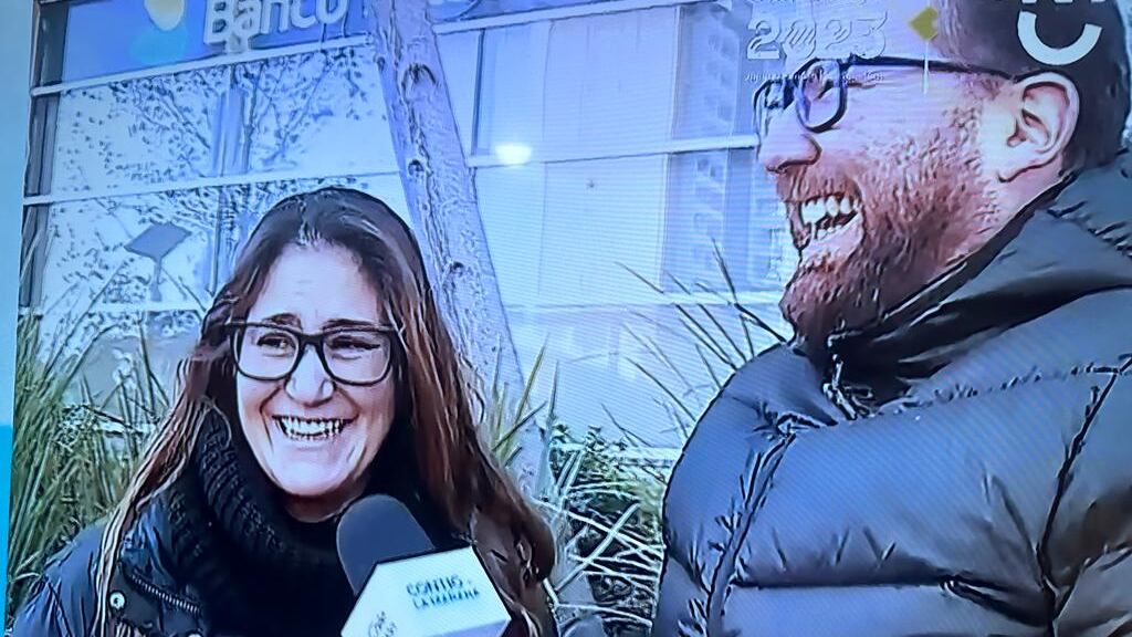 Un divertido, pero intenso coqueteo matutino protagonizó Belén Mora, en vivo y en directo, con el periodista de CHV, Luis Ugalde a quien sorprendió mientras realizaba un despacho para el matinal “Contigo en la mañana”, desde un paradero de micro, en la comuna de La Reina.
Fue tiempo atrás donde la comediante sinceró su amor platónico hacia el reportero, emoción que ahora le expresó mirándolo a ojos. Si bien, todo fue en tono de broma y parte de un juego de seducción, incluso la animadora Monserrat Álvarez se manifestó preocupada por Toto Acuña, pareja de Belén.
Sin embargo, Mora aclaró que “el Toto está en la casa y terminó conmigo”, dijo como parte de la humorada.
Tras ello, la humorista quien está regresando a los escenarios tras su debut en el Festival de Viña del Mar 2023, le confesó a Luis Ugalde que lo veía todas las mañanas, aunque le reclamó que lo encontraba con mayor retención de líquido y lo comparo con el animador Pancho Saavedra. “Ahora éste se come todo”, eran parte de las tallas que generaron las risas en el estudio y los telespectadores
Belén Mora declaró amor platónico a Luis Ugalde
Fue en ese instante donde el periodista también entró en el juego y le recordó el fallido chiste que originó las pifias en la Quinta Vergara.
“¿Me trajiste una ensalada?”, le preguntó, continuando con las risas.
Finalmente, la comediante le hizo entrega un valioso regalo que sacó desde el interior de su parka.
“Con Luchito además de una atracción sexual, que es inconmensurable, compartimos nuestra pasión por la cocina”, le dijo antes de entregarle el libro “Gastronomía de la Patagonia”.
“Yo estoy enamoradísima del Toto, pero él sabe que yo admiro profundamente a Luis” aclaró ante la preocupación de Monserrat Álvarez por el intenso coqueteo, delante de todo Chile, tal como escribió Toto Acuña en Instagram.
“Aquí viendo cómo mi mujer se jotea a Luchito Ugalde frente a todo Chile…”.