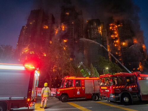 Al menos 36 muertos en incendio en complejo de rascacielos residenciales en Hong Kong