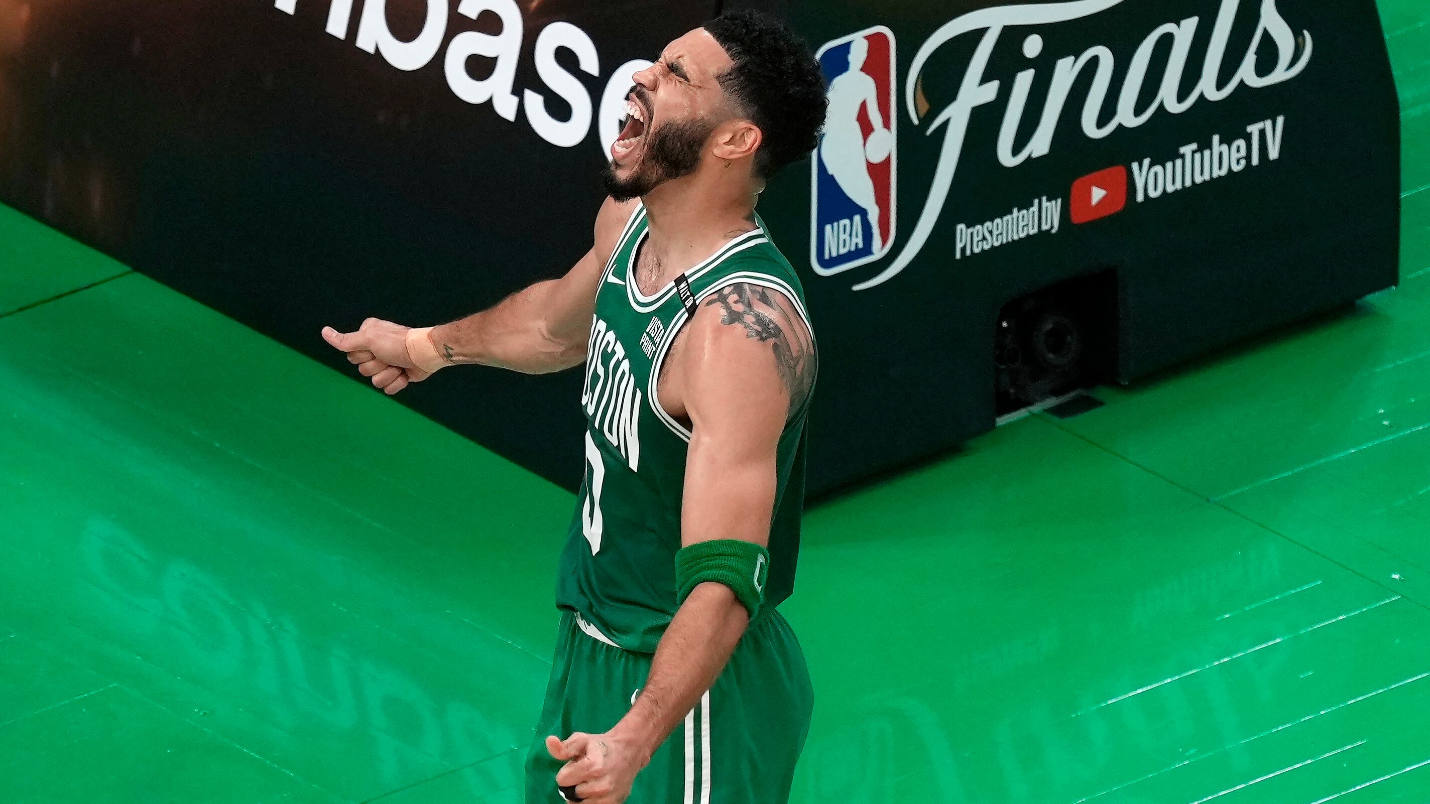 Los Boston Celtics tuvieron una gran primera mitad durante el quinto juego de la serie final.