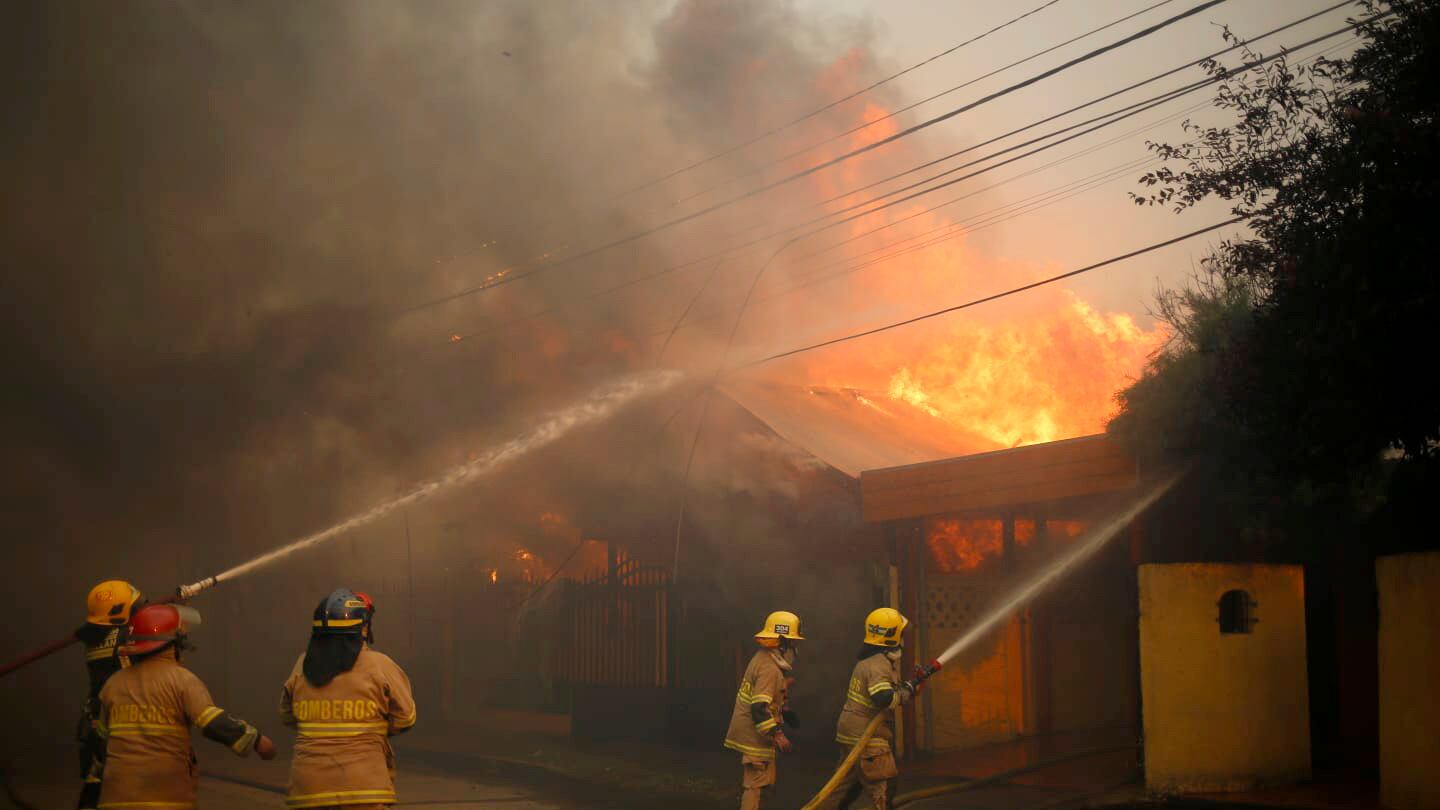 El Gobierno decreto Estado de Excepción Constitucional de Catástrofe en la región del Ñuble producto de los incendios forestales que mantienes a 16 comunas en alerta roja.
La información fue entregada durante la madrugada de este viernes por la ministra del Interior, Carolina Tohá, quien encabezó un Comité de Gestión del Riesgo de Desastres que se realizó en la sede del Servicio Nacional de Prevención y Respuesta ante Desastres (Senapred) para analizar la situación.
“Tenemos una región con alerta roja, que es la región de Ñuble; tenemos una región con alerta amarilla, que es la región de La Araucanía, y tenemos una región que no tiene una alerta regional, pero tiene varios incendios con alerta roja, que es la de Biobío. En virtud de eso es que se ha desarrollado esta reunión, se ha evaluado la situación en los distintos territorios y se han tomado decisiones”, informó la secretaria de Estado.
Indicó que “tuvimos un contacto con el Presidente de la República para informarle de esta situación y él ha pedido algunas decisiones adicionales, la más relevante es que se declare un Estado de Catástrofe en la región del Ñuble y que para instalar este estado de catástrofe viaje, al igual que el ministro de Agricultura, Esteban Valenzuela; la ministra de Defensa, Maya Fernández, y el subsecretario del Interior, Manuel Monsalve”.
Se detalló que en el país hay 177 incendios forestales, de los cuales 37 de ellos se mantienen en combate por los equipos de emergencia.
A través de su cuenta de Twitter, el Mandatario manifestó que “tras reunión con ministra Carolina Tohá para evaluar situación de incendios forestales en la zona centro sur del país, he decidido decretar Estado de Excepción Constitucional de Catástrofe para la Región de Ñuble. Juntos, enfrentamos la emergencia con la mayor fuerza posible”.
La ministra Tohá señaló que hasta ahora hay información de una persona con quemaduras y que 69 viviendas han resultados quemadas por el fuego en Ñuble. Agregó que “todavía no tenemos un diagnóstico de la gravedad de este alcance. En Biobío también tenemos viviendas de campamentos que han sido alcanzadas, pero el nivel de gravedad que puede llegar a tomar esto en las próximas horas puede ser aún mucho más preocupante y más serio”.
“Todavía no hemos llegado a una situación tan crítica como es esperable en situaciones adversas como estas”, subrayó la titular del Interior.
La ministra de Salud, Ximena Aguilera, se refirió a la persona lesionada diciendo que “se trata de una persona de sexo masculino, entre 50 y 60 años, que fue notificado como gran quemado. Está en el Hospital de Bulnes, fue evaluado para ser trasladado a Chillán, pero se constató que no tiene quemaduras en las vías respiratorias por lo que se quedó en Bulnes. A pesar de las quemaduras, está en buen estado”.
Tohá añadió que “la presencia de los ministros va a estar reforzada por la decisión de solicitarle a Conaf que tome contacto inmediatamente para anticipar la posibilidad de contratos internacionales adicionales para los equipos aéreos que combaten en los incendios, esto ante el riesgo de que se generen nuevos incendios. En la actualidad, con los equipos que tenemos estamos respondiendo apropiadamente, pero como hay condiciones que pueden hacer que en las próximas horas esta situación se expanda, como precaución se está explorando esta posibilidad”.
“Esta situación que estamos teniendo hoy día tiene condiciones meteorológicas que no van a mejorar en las próximas horas y días, por lo que se requiere una profundización de las precauciones que se toman”, planteó la secretaria de Estado.
La autoridad también comunicó que hay albergues habilitados en las regiones del Ñuble, Biobío y La Araucanía.