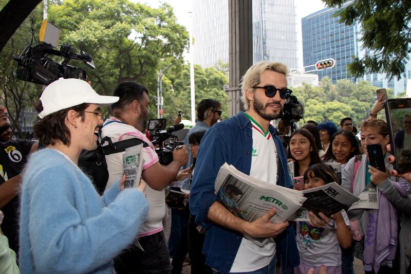 Morat repartiendo ejemplares de Publimetro México en el Paseo de la Reforma