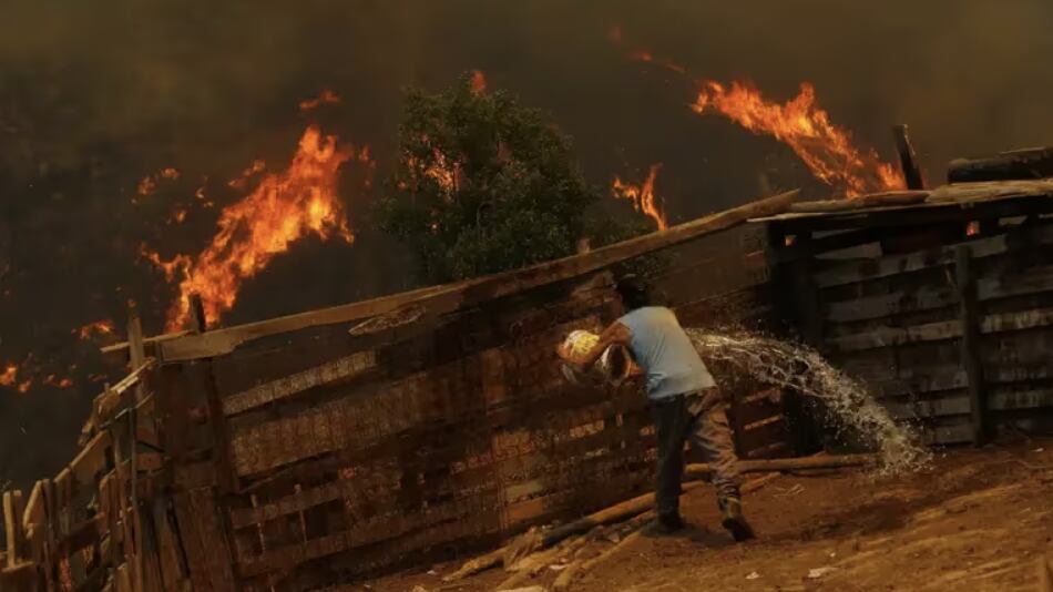3 DE FEBRERO DE 2024 / VALPARAÍSO Incendios forestales causan daños en el sector Las Rosas de Quilpué, casas destruidas por el fuego FOTO: DIEGO MARTIN/AGENCIAUNO