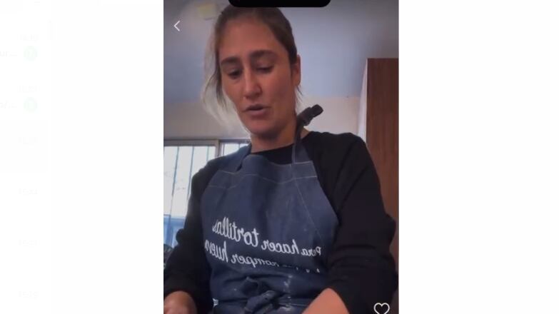 La comediante Belén Mora, quien recientemente volvió a subirse a los escenarios tras su paso por el Festival de Viña 2023 y participó en el programa “Podemos Hablar” de CHV, confesó su sincera opinión respecto al aborto, durante una transmitió de Instagram donde enseñó a las más de mil personas conectadas cómo preparar unas contundentes papas rellenas.
Fue en esa instancia, cuando hablaba de la difícil, “pero hermosa” tarea de ser madre, cuando le preguntaron sobre su pensamiento respecto a la opción de abortar. Confesando inmediatamente que está a favor.
En primero lugar dejó en claro que “todos los hijos todos los hijos son un regalo, una bendición (pero) todos los hijos debiesen ser deseados. Esa es mi forma de decir que estoy a favor del aborto. Y para las que les va a dar un infarto ahora...Sí, soy mamá, tengo dos hijos y estoy a favor del aborto”, señaló.
Sin embargo aclaró, “que yo esté a favor del aborto no significa que yo abortaría, pero sí creo que cada mujer tiene que decidir respecto a su cuerpo, porque la maternidad es una tarea dificilísima, hermosa, pero difícil”.
Belén Mora sobre el aborto
Debido a esto, señaló que “ninguna mujer debiese estar sometida u obligada por una ley a ser madre, porque las mujeres que se quieren operar para no tener más hijos, no pueden, tienen que tener una razón médica para operarse. En cambio, los hombres pueden ir hacerse una vasectomía”, reclamó.
Además, agregó que “las mujeres que no saben todavía si quieren o no tener hijos aún, tienen que someterse a un tratamiento anticonceptivo y en el caso de la mujeres nos caga, porque son puras hormonas”.
“Ser mujer ya es difícil en una sociedad patriarcal, entonces hueón, al menos déjenos decidir”, sentenció.