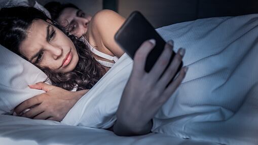 Delincuente reveló la infidelidad de su víctima a su esposa enviándole los chats de WhatsApp.