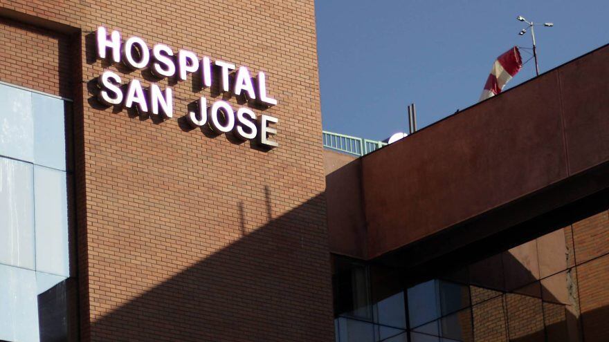 Se habría quedado dormido sobre el bebé. Ese sería el motivo que causó la muerte de un lactante de cinco meses que fue trasladado sin signos vitales al Hospital San José, donde se confirmó su deceso.
Fue en horas de la madrugada del lunes, cuando una pareja llegó con el pequeño hasta el recinto asistencial de la comuna de Independencia, sin signos vitales.
Según información preliminar, el adulto se durmió junto al menor, ahogándolo de manera accidental con su cuerpo.
Tras esto, funcionarios de Carabineros y la Brigada de Homicidios llegaron hasta el Hospital San José, para determinar las causas que originaron la tragedia. Hasta el momento, el recinto hospitalario no ha entregado ningún comunicado al respecto.
El caso quedó en manos de la Policía de Investigaciones para determinar las responsabilidades.