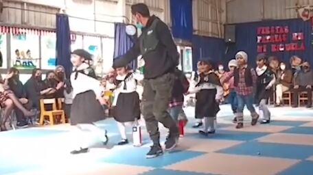 El último registro que ha sacado aplausos en redes sociales, en particular en TikTok, es la escena que muestra a un tierno papá que acompañó a su hija en un acto del colegio tras darse cuenta de que quedó sin pareja para bailar El Costillar, canción típica del folclore chileno y en especial en la zona de la Isla de Chiloé.
