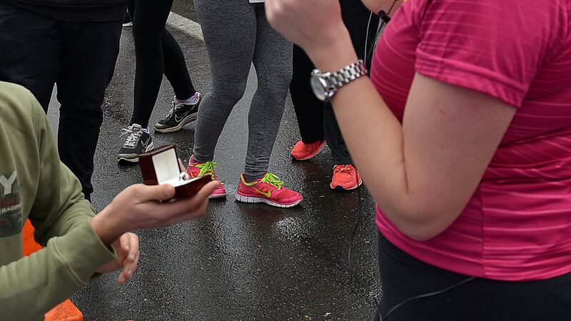 Bono por Bodas de Oro sufre reajuste que incrementará el monto del beneficio estatal: ¿Quiénes pueden tramitarlo y cuánto dinero recibirán?