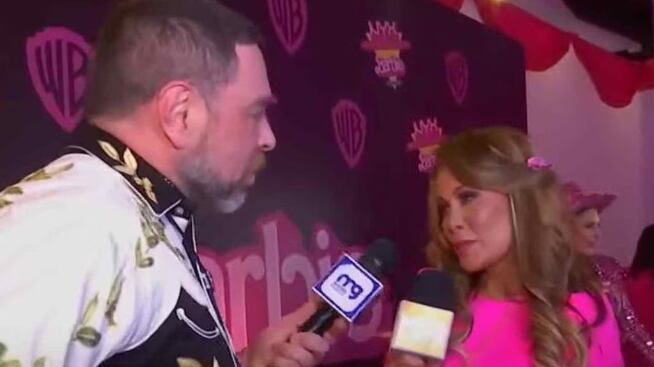 De tribunales a la alfombra roja. Así fue el reencuentro entre el periodista José Antonio Neme y Cathy Barriga en la avant premiere de la película Barbie. Esto, luego de la demanda por injurias y calumnias que interpuso la exalcaldesa de Maipú por un reportaje emitido en “Mucho gusto”, en contra de su gestión como jefa comunal.
Al evento, la exRobotina llegó en patines para realizar un nota para el programa Me Late Estelar, momento en que interactuó con el rostro de Mega.
“Pensé que en mi vida había visto todo, y vaya que he visto cosas raras, pero cuando entro a esa carpa y veo a Cathy Barriga en patines... yo no he visto absolutamente nada”, dijo el animador del matinal y compañero de Karen Doggenweiler, consignó La Cuarta.
Neme y Barriga no se veían desde el mediático juicio que enfrentaron por un reportaje realizado por Paulina de Allende-Salazar y por el cual tuvo que interrumpir sus vacaciones, puesto que se encontraba con orden de detención por desacato.
Neme y Barriga en película Barbie
“No sé qué decir. Ella se acercó a preguntarme cosas y yo le dije ‘bueno, yo le contesto cualquier cosa, pero como usted es tan sensible, cualquier cosa no terminemos en tribunales’. Pero me dijo ‘no, acá estamos en otra cosa’. Pero a mí las cosas no se me olvidan”, bromeó el periodista sobre su encuentro con la demandante.
“No me vai a hacer un juicio” le dijo de entrada cuando la saludó, a lo que la exMekano le respondió “que quede en tribunales”.
Tras ello, le preguntó por sus intenciones presidenciales.
“Yo sí puedo decir algo de Barbie. Barbie demostró que las mujeres pueden ser todo, incluso alcaldesas”, le dijo Neme.
“Yo estoy de acuerdo contigo, José Antonio, porque Barbie nos empoderó, nos hizo soñar con ser doctoras, veterinarias, mamás, incluso astronautas”, dijo Barriga, dejando la pelota boteando.
“O Presidenta… ¿Usted cierra la idea a una carrera política?”, le preguntó.
“Pero si estamos en otra cosa”, fue la respuesta políticamente correcta.
Finalmente, le consultó sobre su regreso a la televisión, en el programa liderado por Daniel Fuenzalida.
“Estoy contenta, porque retomo algo de mis inicios. Nunca la eché de menos, pero me buscó y yo acepté”, sentenció.