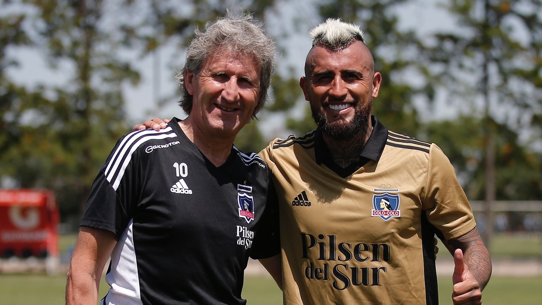 Arturo Vidal junto a Daniel Morón