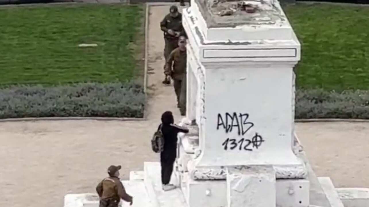 Twitter joven vandaliza monumento en Plaza Italia