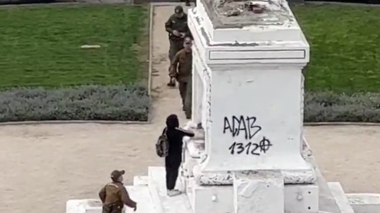 Twitter joven vandaliza monumento en Plaza Italia