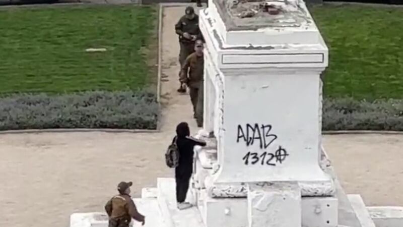 Con pintura spray: Joven mujer vandalizó lo que queda del monumento de Plaza Baquedano