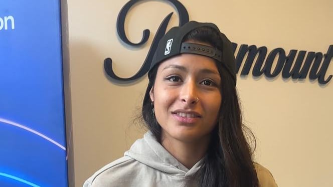 Fue una de las eliminadas con mayor votación en Gran Hermano, superando a Maite Phillips. Las redes sociales no hablan bien de ella y su nombre muchas veces fue trending topic, por comentarios que a nadie haría feliz. Sin embargo, a pesar del odio hacia su persona, es justamente ahora cuando Viviana Acevedo se quiere y acepta más que nunca, puesto que reconoció que “antes no me quería”.
Fue en conversación con Publimetro, donde la joven futbolista y profesora de Educación Física, confesó que antes de ingresar al reality Gran Hermano “no tenía autoestima” y acostumbraba a tratarse mal con las palabras. Pero, al ingresar a la casa más famosa del mundo, desde donde salió generando un centenar de anticuerpos, ella aprendió a quererse y gustarse.
“Antes de entrar no me quería tanto, el amor propio no lo tenia tan trabajado. Adentro me di cuenta del tipo de persona que soy. Los chiquillos también me ayudaron en darme palabras de aliento, tratarme mejor”, confesó.
Además, aclaró que no fue solamente por sentirse querida por varios integrantes del encierro, quienes incluso la miraron con otros ojos, como fue el caso de Coni, Fran, Lucas y Rubén, sino que un trabajo persona donde ella comenzó a tratarse mejor, cosa que no hacía antes.
“Más que gustarle a cuatro personas o a dos o una persona adentro, el tema es decirme palabras positivas, tratarme bien. De no decir ‘oh, que estoy fea’. Cosas así van mejorando pasito a pasito que crezca el amor propio”.
Según explicó sus motivos para ingresar a Gran Hermano, fue para que se viera una personalidad alegre. A pesar, que el resultado no fue el esperado.
“A mí me gusta mucho hacer reír a la gente, entonces sentía que este era un medio para que se viera eso un poco más y ver otra realidad”.
Sin embargo, su personalidad generó anticuerpos, al ser parte del grupo considerado “víboras”. Pero, explicó que nunca se trató de un complot contra la Familia Lulo, sino que ser fiel a sus amigas.
“Siempre voy a priorizar las amistades más que ser algo que no soy frente a una cámara, siempre voy a priorizar a las personas que son mis amistades”, recalcó.
¿Entraría al reality de Canal 13?
Finalmente, a pesar de la mala onda en redes sociales, aseguró que no le tiene miedo al hate y que no la paralizará por continuar con sus objetivos. Incluso, se hay repechaje o llega una oportunidad desde el reality “Tierra Brava” de Canal 13, entraría sin pensarlo.
“Si me dan permiso y se puede entrar a otro reality, sí, obvio que sí. Soy media competitiva, así que e gustaría entrar a un reality”, confesó.