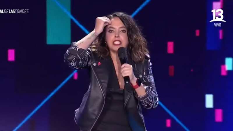 Durante la noche del viernes, la humorista Chiqui Aguayo debutó en el Festival de Las Condes, evento donde fue aplaudida desde el Parque Padre Alberto Hurtado en una rutina marcada por la maternidad y la pandemia, además de lanzar particulares dardos contra el cantante Alberto Plaza y la animadora Cecilia Bolocco.
En medio de sus relatos sobre su nueva vida como madre en plena pandemia, Aguayo aseguró que “a mí la maternidad me generó inseguridades que yo no tenía. O sea, nació mi hija y lo primero que hice (fue decir): ‘tengo que cambiar mi estilo de humor, debo hacer un humor más inteligente"”.
“Quiero hacer un humor con el que mi hija se sienta orgullosa de mí, porque ponte tú que tengo mala cuea’ (sic.) y la pongo en un jardín y le toca ser compañerita de un nieto de Alberto Plaza”, lanzó, desatando las risas del público.