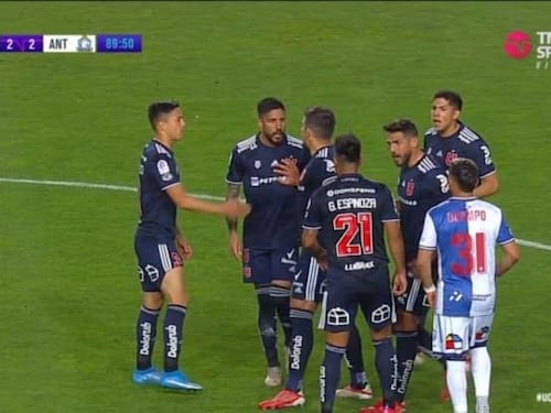 La U vive en tensión: el duro encontrón entre Arias y Espinoza tras la grave lesión de Luján