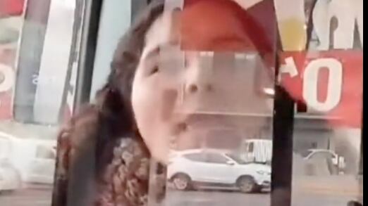 Mujer gritando a chofer