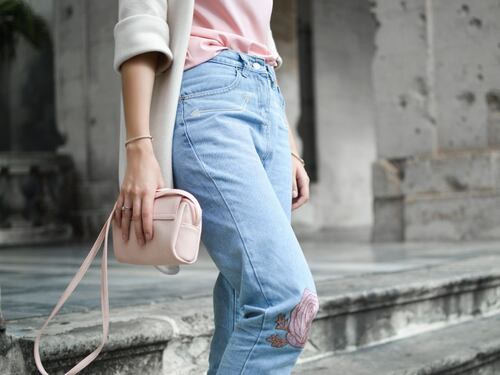 Tipos de jeans que ya no se llevan y te hacen lucir desactualizada a los 40 años o más