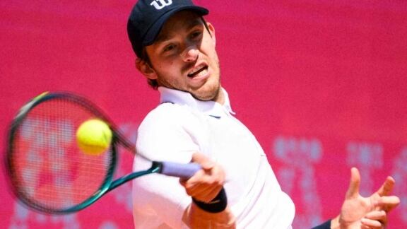 El tenista nacional perdió este viernes en los cuartos de final del torneo luso ante el italiano Andrea Pellegrino por 7/6 (0), 5/7 y 6/1.