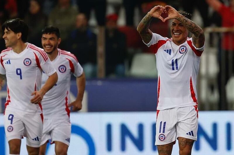 El delantero nacional está acompañado de su actual novia en la gira de partidos amistosos de la Roja contra Albania y Francia.
