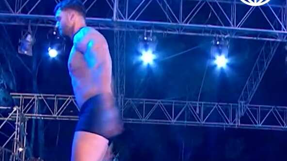 ¿Un salto perfecto? Fabio Agostini se aventura con clavado en piscina en pleno show y desata burlas