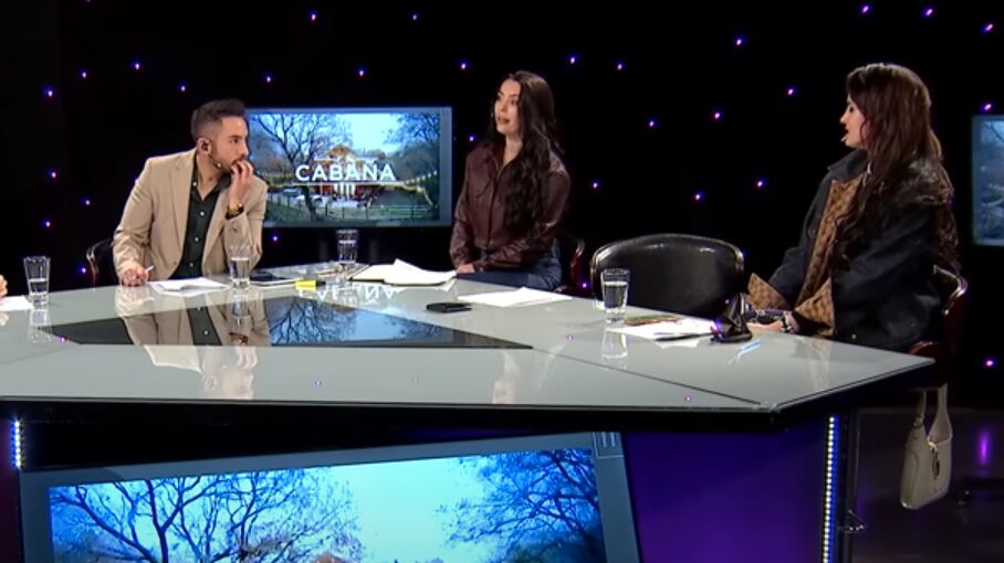 Fue el año 2022 cuando se filtró que el canal de Vicuña Mackenna tenía contemplado volver a los formatos de los reality y se dijo que tenían contemplado realizar un programa de telerrealidad que involucraba a famosos, con la animación de Diana Bolocco. Tal como quedó demostrado en un video que circuló por Tik Tok.
“¿A quien no le gustaría pasar un rico fin de semana en medio de la naturaleza, en una cabaña increíble, junto a tus mejores amigos... todas las semanas, llegarán cuatro invitados, dos duplas de famosos que son amigos en la vida real o que tienen algo en común...”, decía la actual conductora de Gran Hermano en CHV.
El video, además, mostraba potenciales duplas de famosas que podían llegar a la cabaña a pasar un fin de semana de ensueño o de terror, entre ellas Pamela Díaz y Esteban Paredes; Fran García-Huidobro e Íngrid Cruz; José Antonio Neme y Raquel Argandoña y Nicolás Oyarzún y Jean Philippe Cretton, fueron algunas de las imágenes mostradas en pantalla, como parte del piloto que se filtró en Internet.
“Estas duplas de famosos deberán alojar y permanecer por 48 horas en la cabaña... y cada movimiento será registrado por cámaras robot. La cabaña es un programa único en su género, porque el encierro dura 48 horas y los invitados cambian semana a semana. Y como en todo encierro, pasan muchas cosas”, cerró Diana Bolocco en el adelanto.
¿Vuelve La Cabaña?
Según contaron diversos medios, entre ellos El Filtrador y Zona de Estrellas, Mega estaría grabando un nuevo piloto para retomar el proyecto, bajo la conducción de Karla Constant.
“Ahora hay fuertes rumores dentro del canal que La Cabaña podría por fin tener luz verde y abrirse nuevamente al público?, dijo el periodista Manu González.
Daniela Aránguiz por su parte, aseguró que entrarán parejas durante el jueves y viernes y los fines de semana llegarán los ex a revolver el gallinero.
“A mí me contaron, de adentro de Mega, que esta cabaña va ir los fines de semana, va a ser un reality de parejas y lo va animar Karla Constant”.
De igual forma, desde Mega aseguraron a Publimetro que no se trata de un reality como tal y que por el momento no hay nada definido.
“El canal está trabajando en diversos proyectos de entretención, pero no un realitys. Además, descartaron que hasta el momento se hayan grabado con parejas de famosos. “Para que no se genere expectativas”, señalaron a este medio.