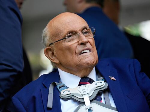 Donald Trump indulta a Rudy Giuliani y otros acusados de intentar anular elecciones de 2020