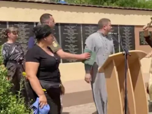 La guerra se traslada a la iglesia: cura ucraniano fue golpeado con un crucifijo por un sacerdote ruso